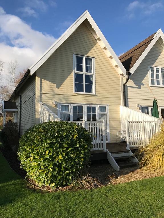 Luxury 3 Bed Home By The Lake South Cerney Exterior foto