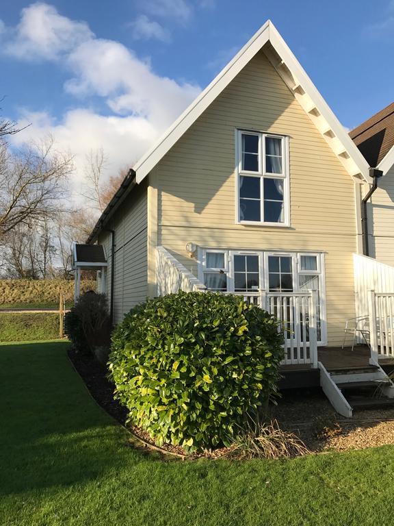 Luxury 3 Bed Home By The Lake South Cerney Exterior foto