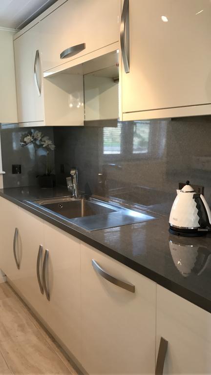 Luxury 3 Bed Home By The Lake South Cerney Exterior foto