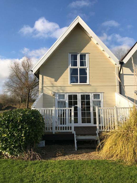 Luxury 3 Bed Home By The Lake South Cerney Exterior foto