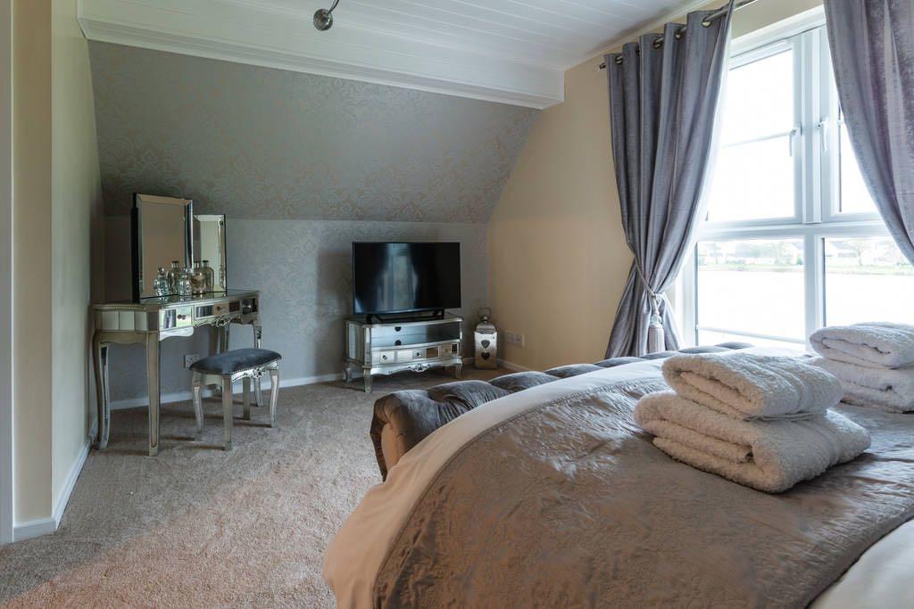 Luxury 3 Bed Home By The Lake South Cerney Exterior foto